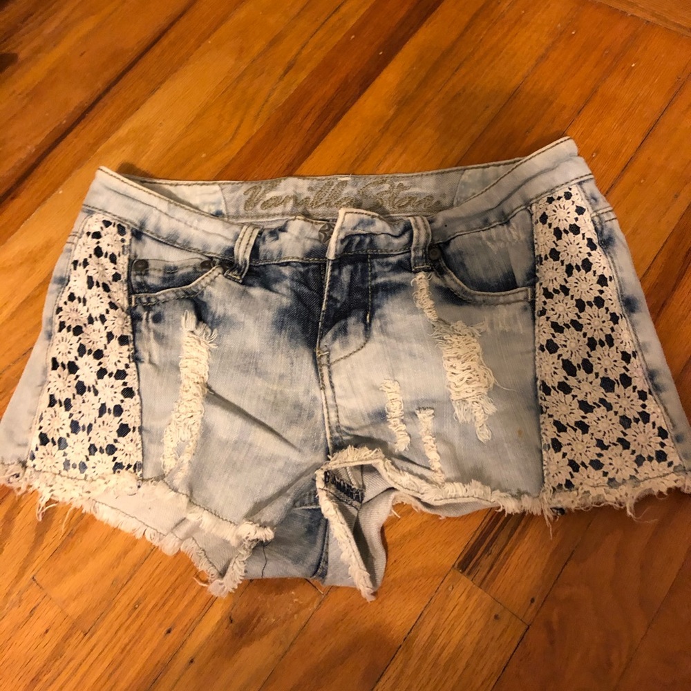 Jean shorts with flower lace